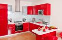 Красный кухонный гарнитур: особенности, виды, сочетания, выбор стиля и штор Дизайнер мебели на кухне красная и белое
